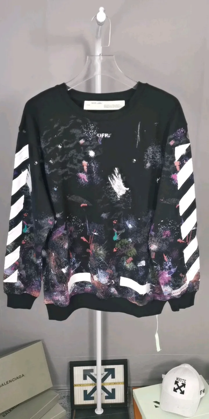 Real shot of the video: Original audio explaining Starry Sky Fireworks Round Neck Style 2 - the top tested version OFFWHITE Starry Sky Fireworks, the strongest fireworks on earth, round neck pullover sweatshirt, 18-layer film heavy industry three-dimensional inkjet printing.  The fireworks color system is obtained through contrasting printing. There are eight panels in the whole body. Seven color sets and eight panels are printed in eight times. The first layer is gray, the second layer is white, the third layer is yellow, the fourth layer is green, the fifth layer is blue, the sixth layer is purple, the seventh layer is orange. The last layer is arrow paint printing. The seven colors are layered on each other, which will also create new colors. The arrows on the back and the front squares are first glued and then hung in four layers. The paint has an obvious concave and convex feeling. Quality speaks for itself in the details. The blue letters are electrostatic three-dimensional flocking. They are made separately and then printed through high-temperature thermal transfer. The difficulty is unprecedentedly high. I have made more than 80,000 pieces of fireworks series in total. More than half of the ones you see on the market are made by me!  Size chart